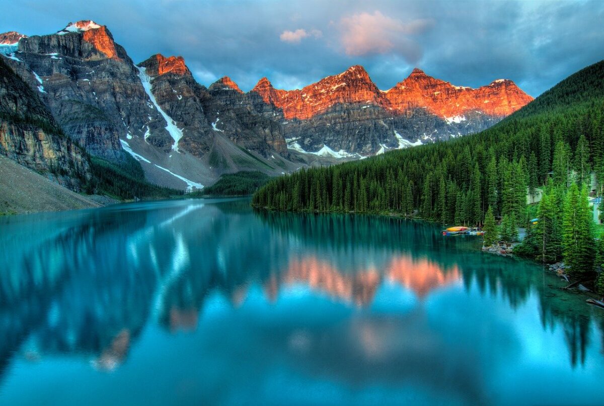 Beautiful Scenery Mountains and Water